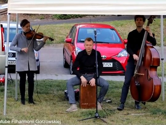 Filharmonicy wylądują na ulicy...