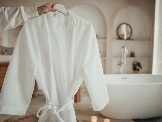 Jak wybrać szlafrok idealny? Dopasuj materiał do stylu hotelu i oczekiwań gości