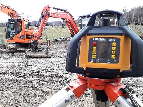 Niwelator laserowy w praktyce – jak ustawić, skalibrować i bezpiecznie używać na budowie?