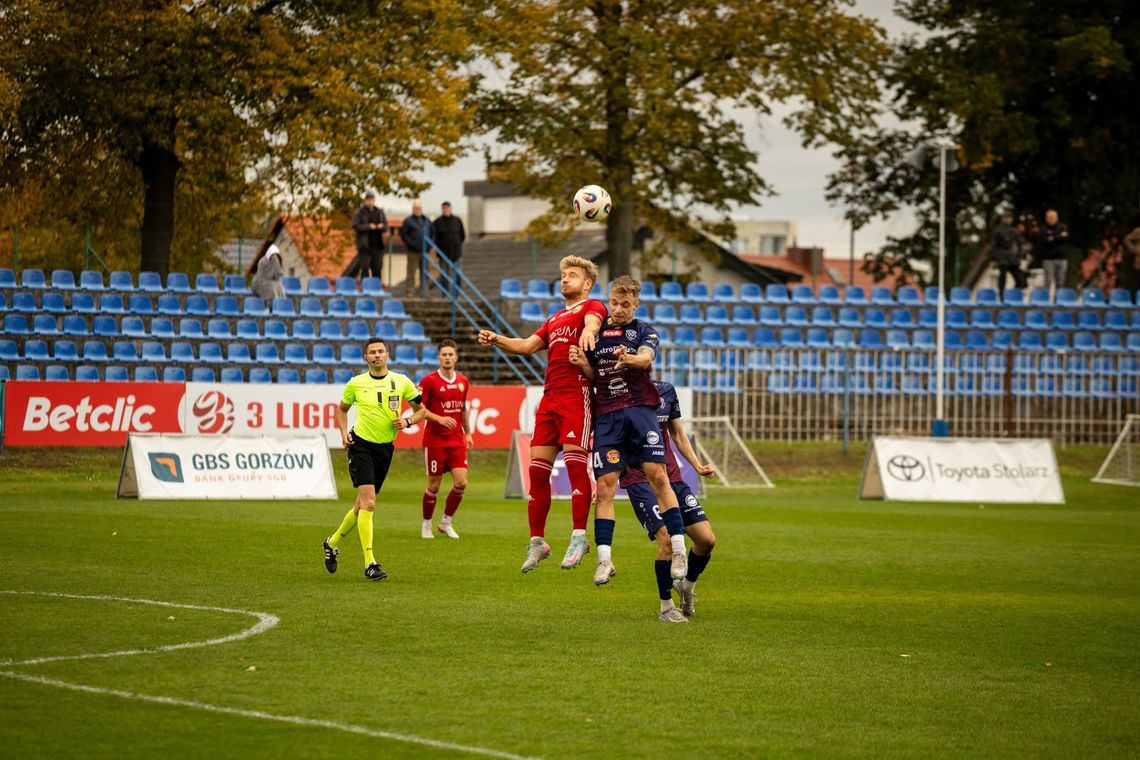 Piłkarze Warty jadą na teren mocnego beniaminka Piłkarze Warty jadą na teren mocnego beniaminka
